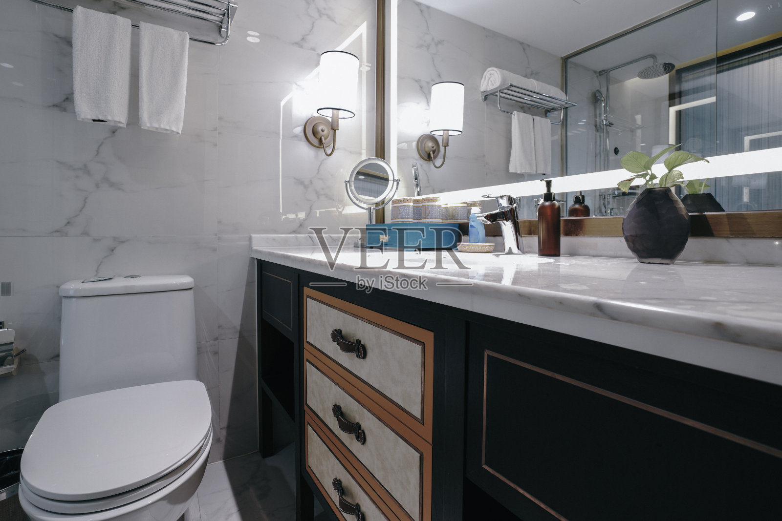 一个现代浴室的内部照片摄影图片