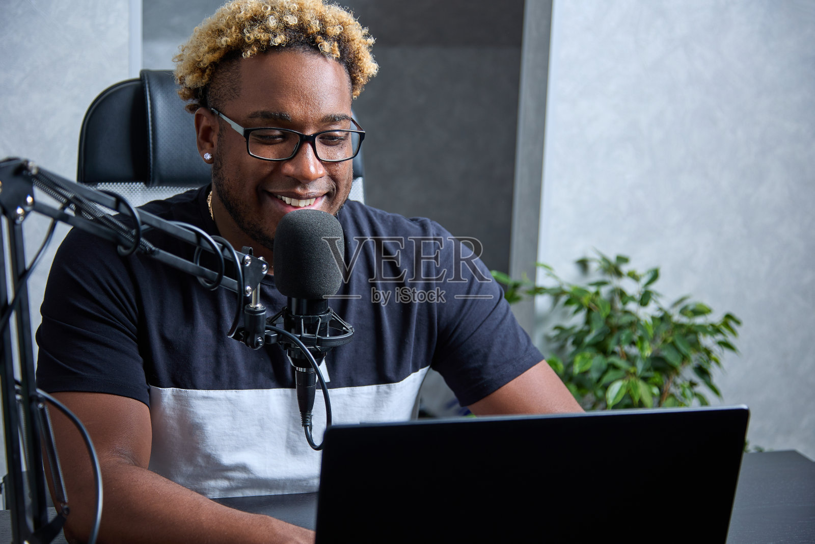 一个黑人为一场演讲录了一场演讲照片摄影图片