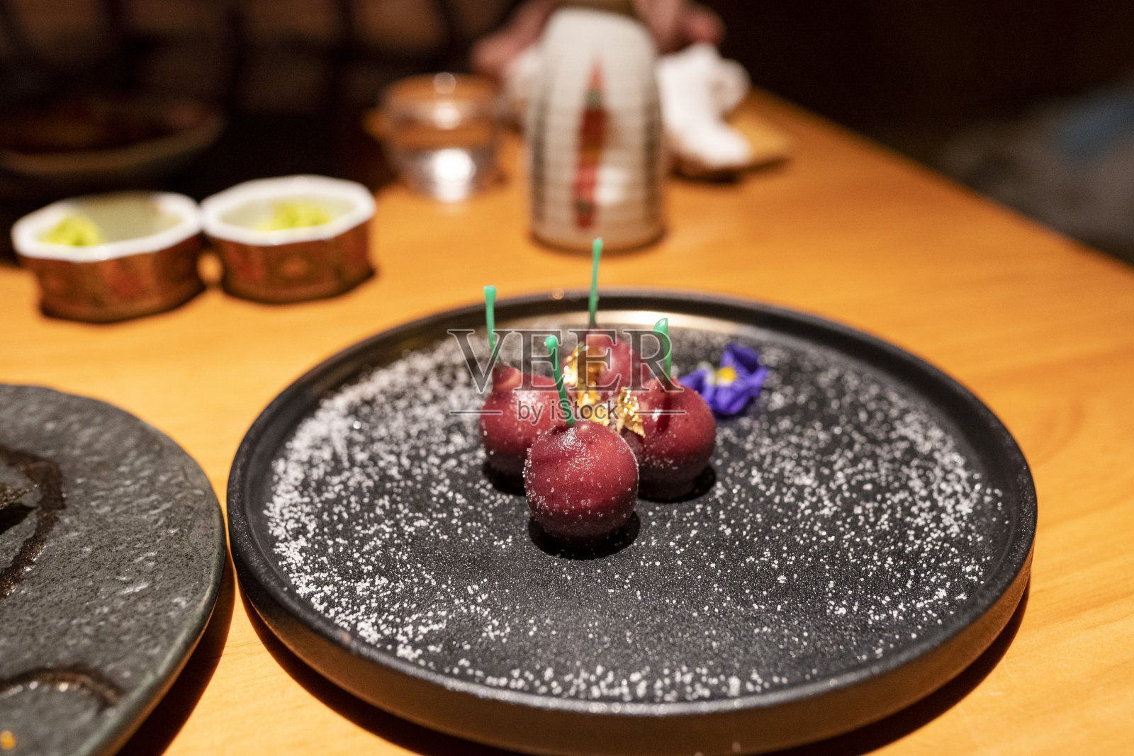 日本餐厅的红酒鹅肝甜点照片摄影图片