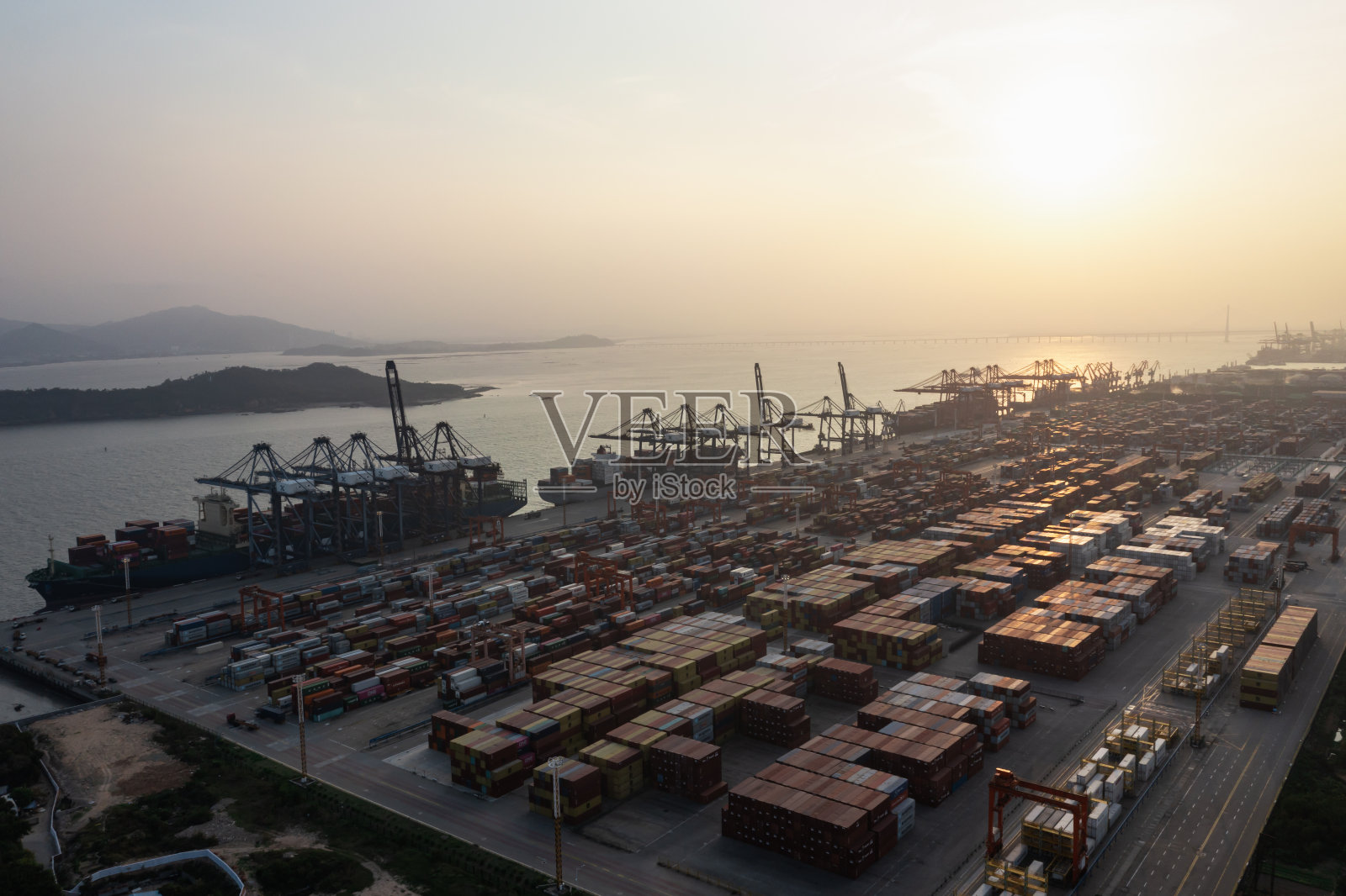 日落时分的集装箱商业码头照片摄影图片