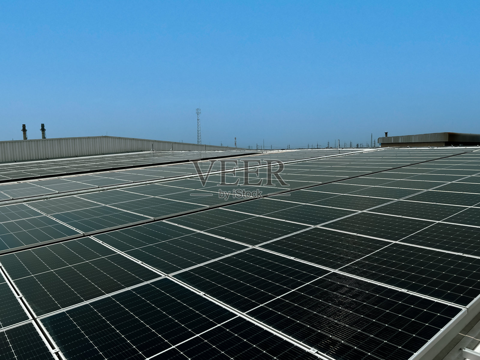 工厂屋顶上的太阳能发电厂照片摄影图片