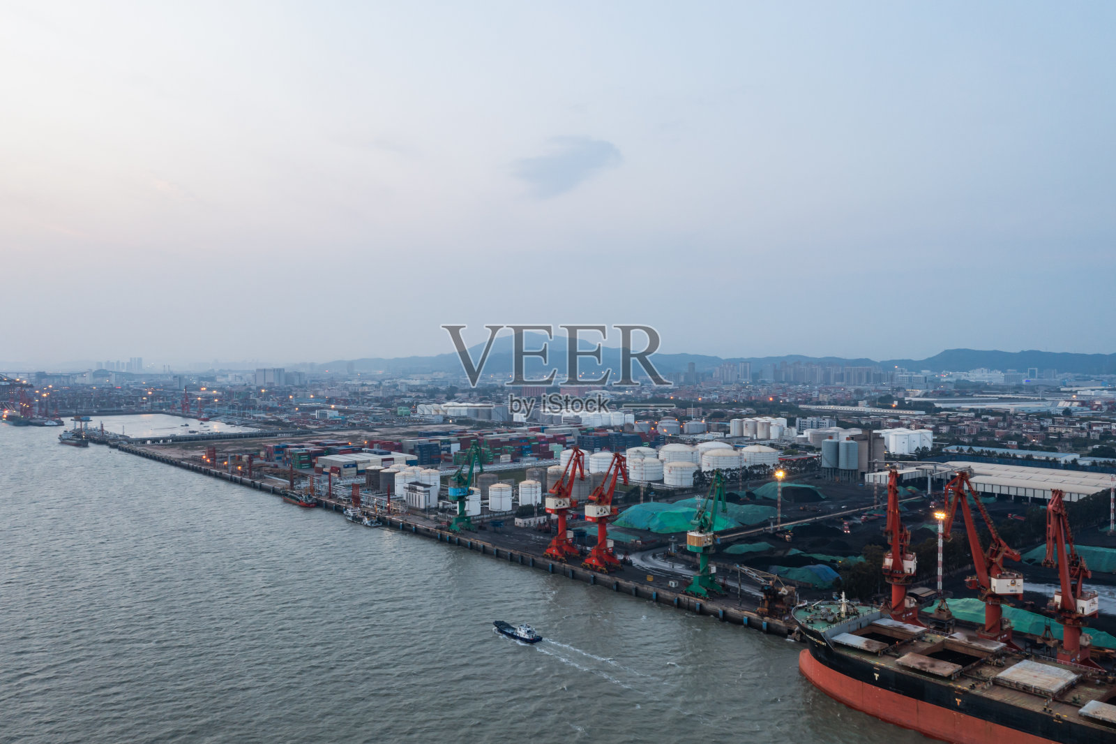 日落时分的集装箱商业码头照片摄影图片