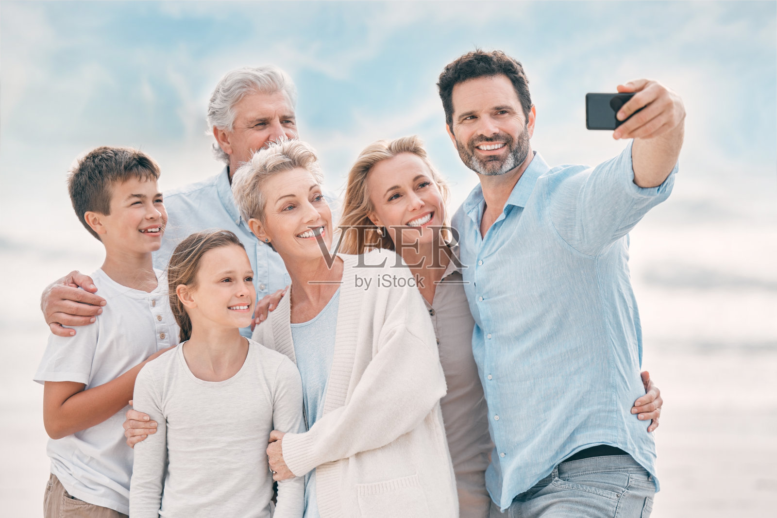 一个美丽的家庭在海滩上一起自拍照片摄影图片