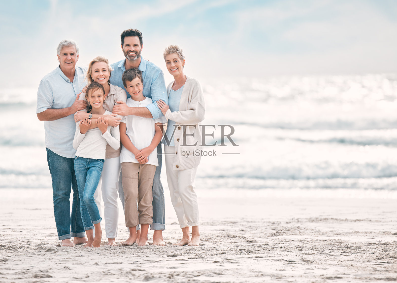 这张照片拍摄的是一个美丽的家庭在海滩上度过的一天照片摄影图片