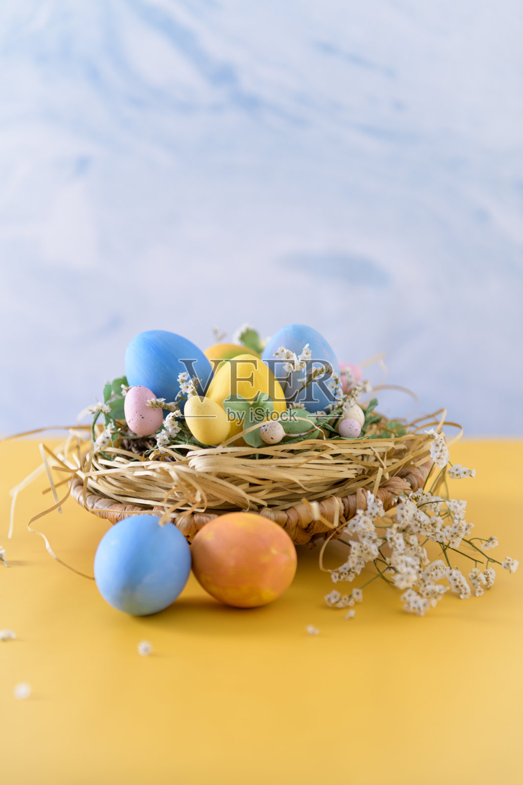 复活节彩蛋在巢里照片摄影图片