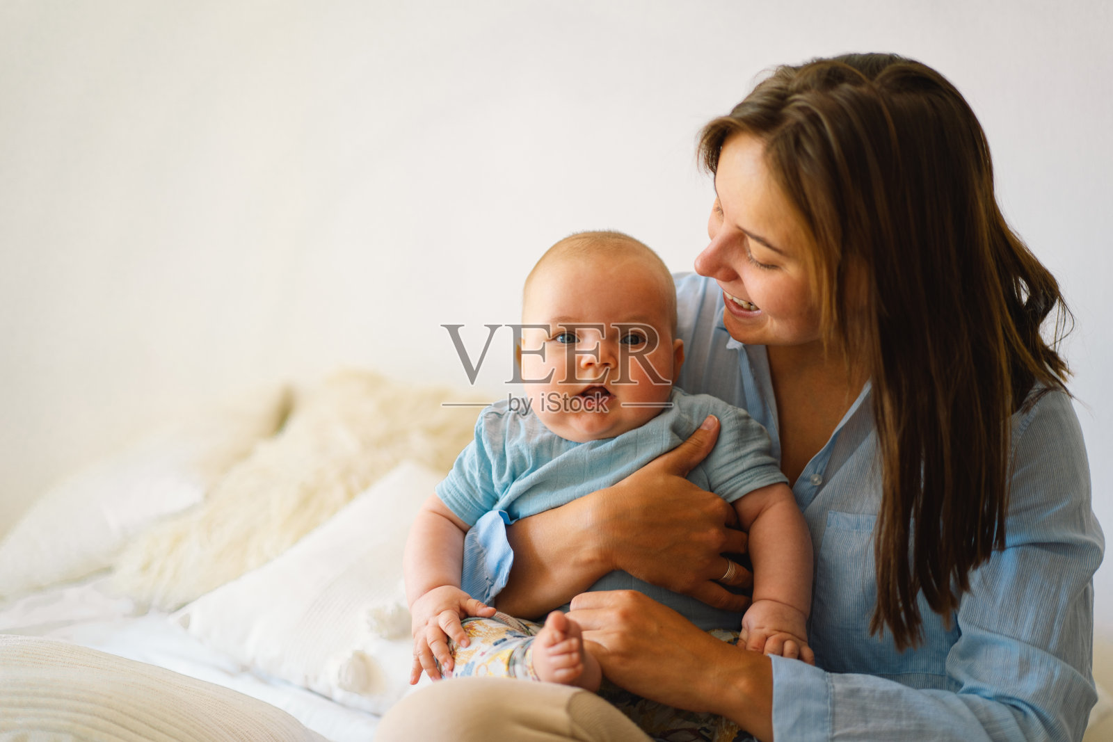 年轻母亲与小男婴玩耍，哺乳期母亲的温馨日常照片摄影图片