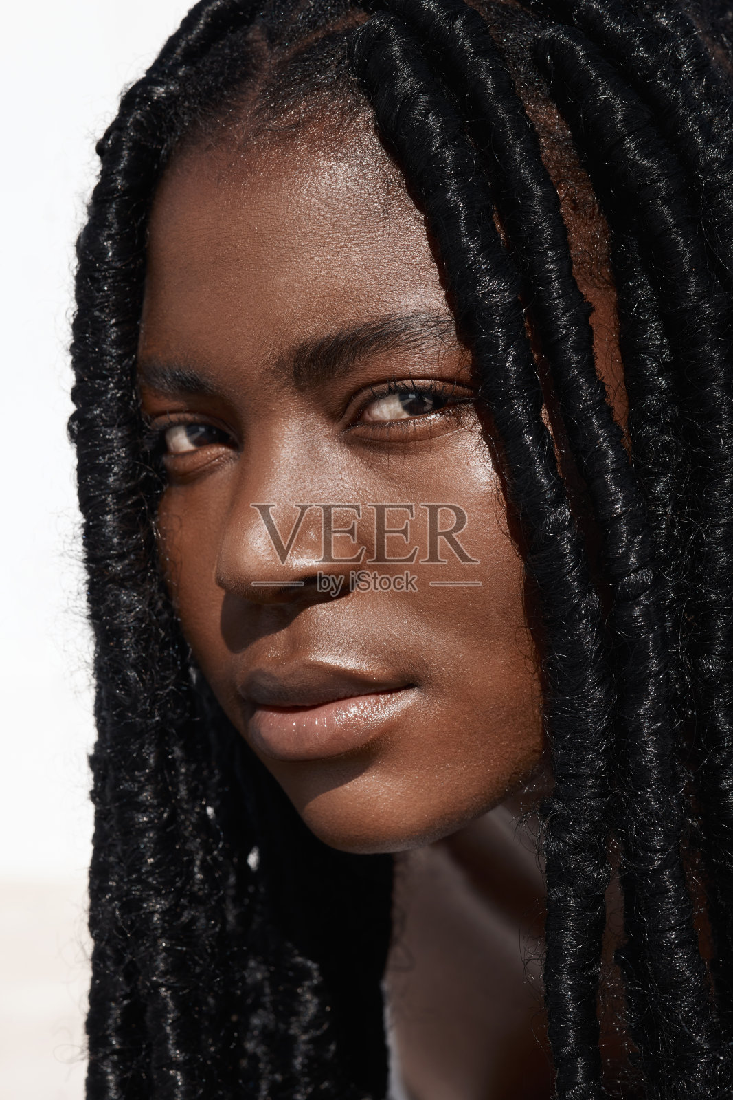 剪裁的肖像，一个有吸引力的年轻女子摆姿势照片摄影图片