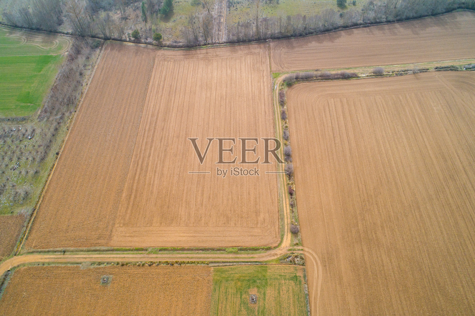 春天耕地，rpa无人机鸟瞰图照片摄影图片