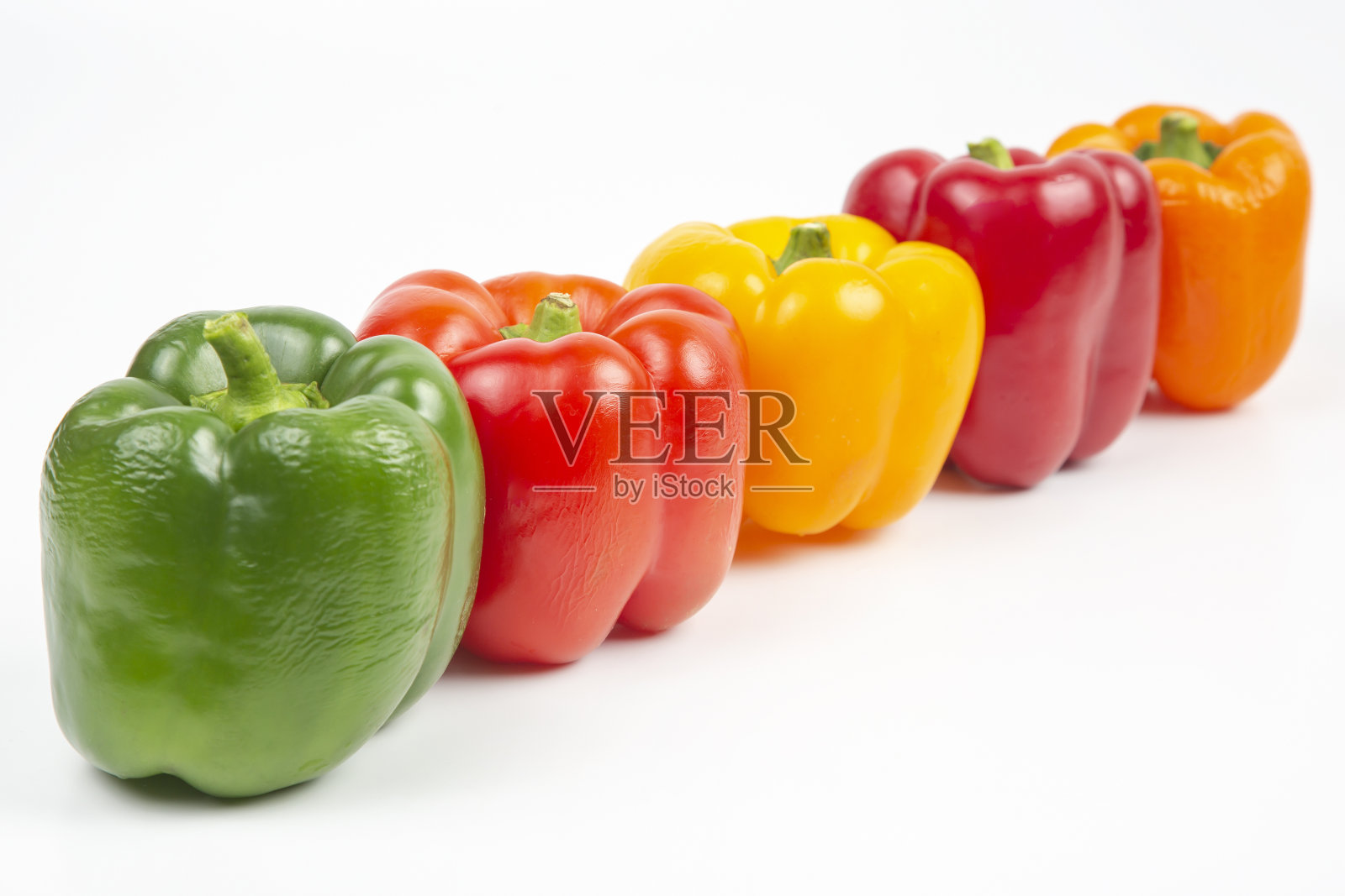 白色背景上的彩色灯笼椒。维生素的食物照片摄影图片