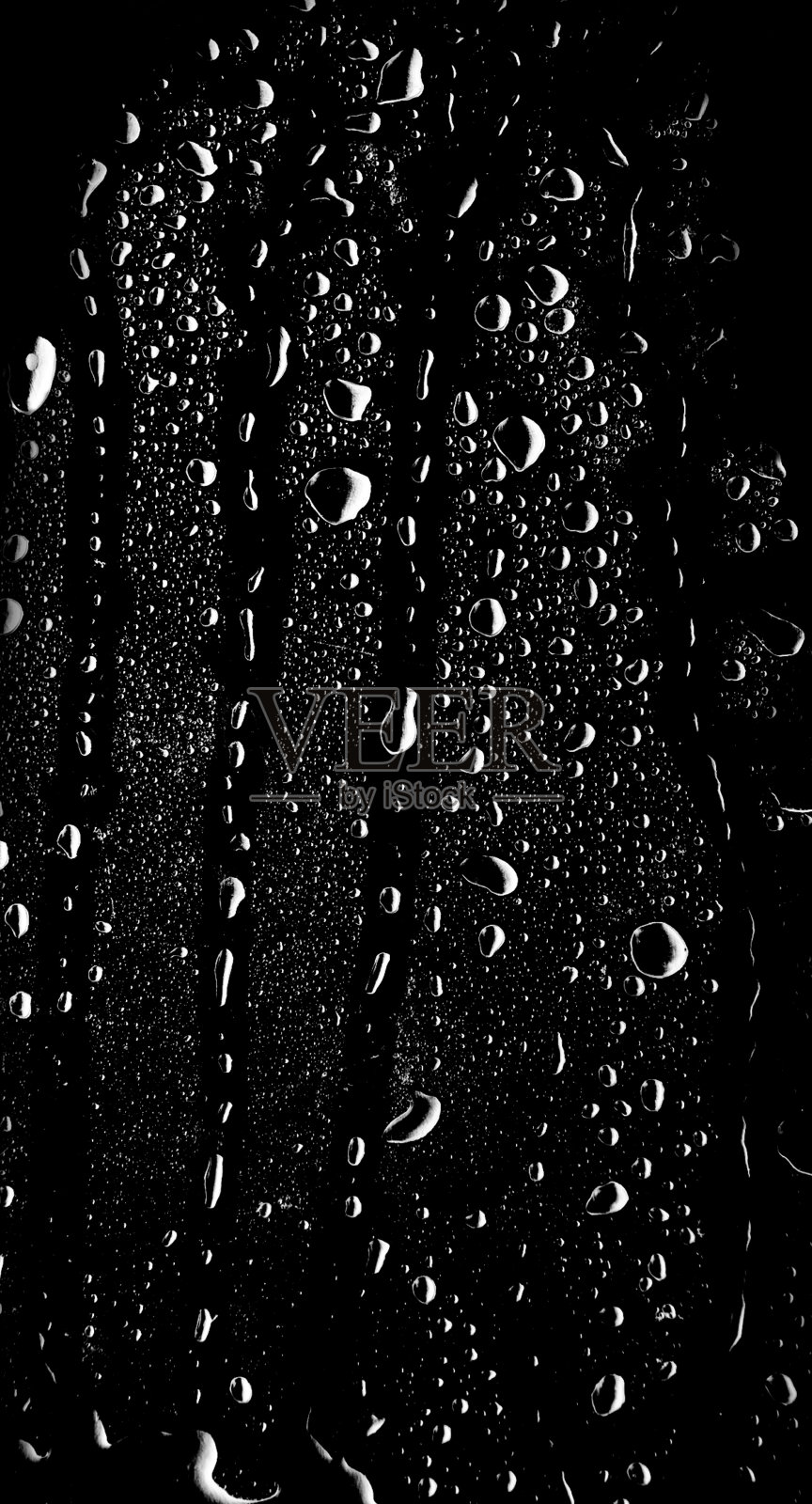 水滴在玻璃上。透明滴在玻璃上的叠加效果。滴雨滴。成雾。照片摄影图片