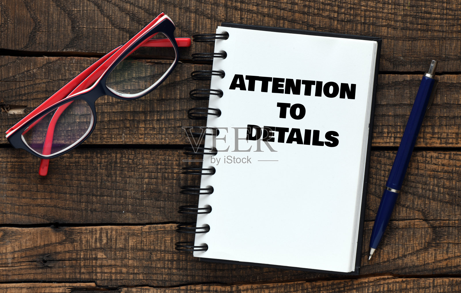 注意写在办公室笔记本上的细节。一个商业概念。照片摄影图片