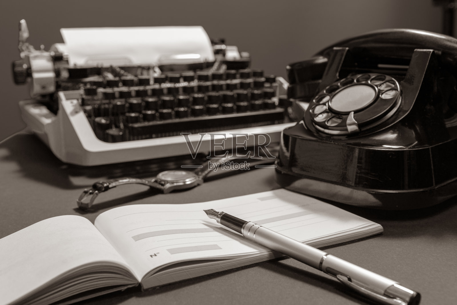 空白页的支票簿。复古的概念，旧电话，钢笔和打字机。黑色和白色照片摄影图片