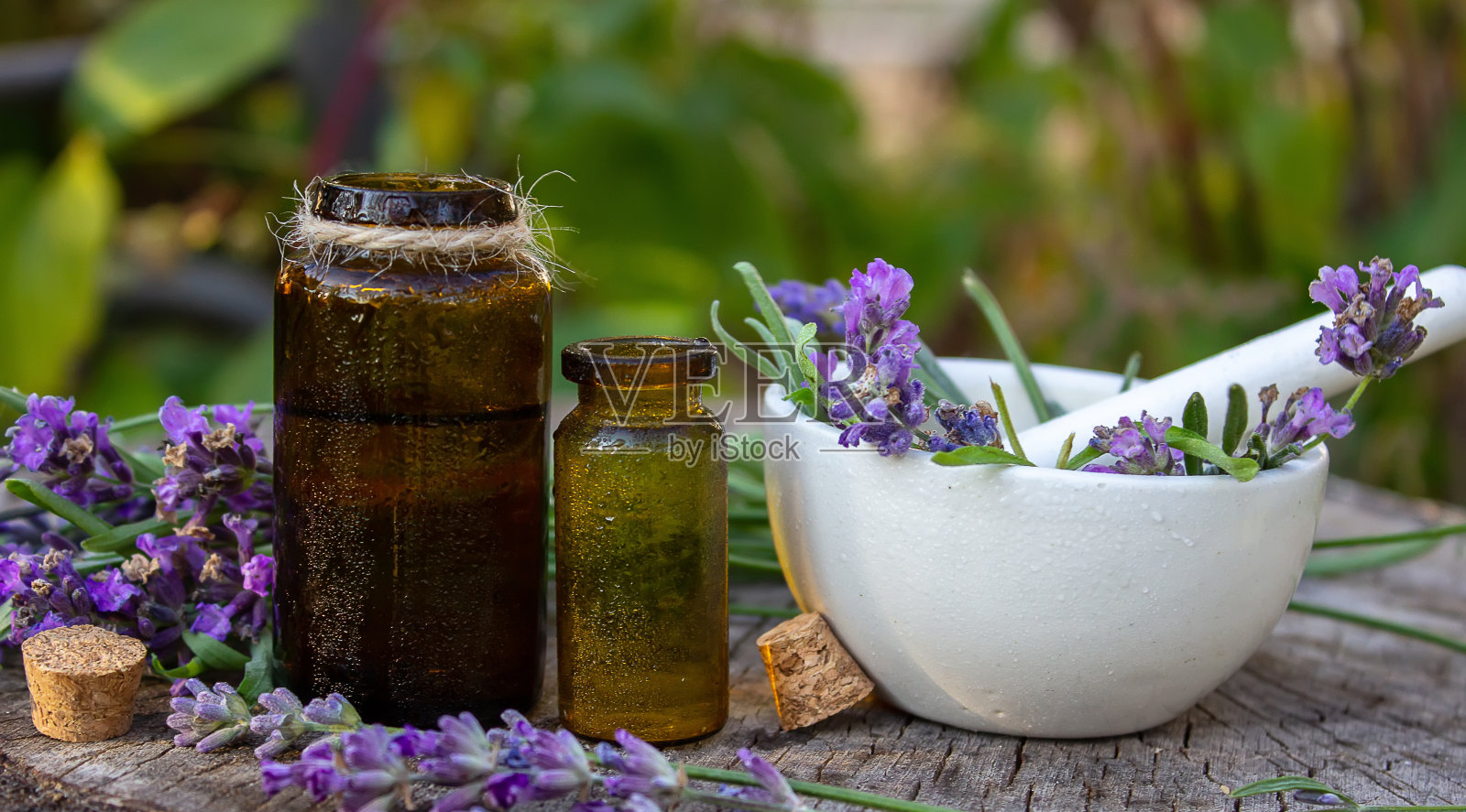 草本油和薰衣草花在木制背景上。大自然。照片摄影图片