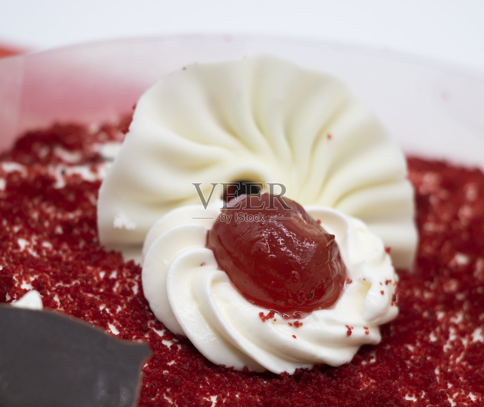 白色背景的生日蛋糕。生日蛋糕设计照片摄影图片