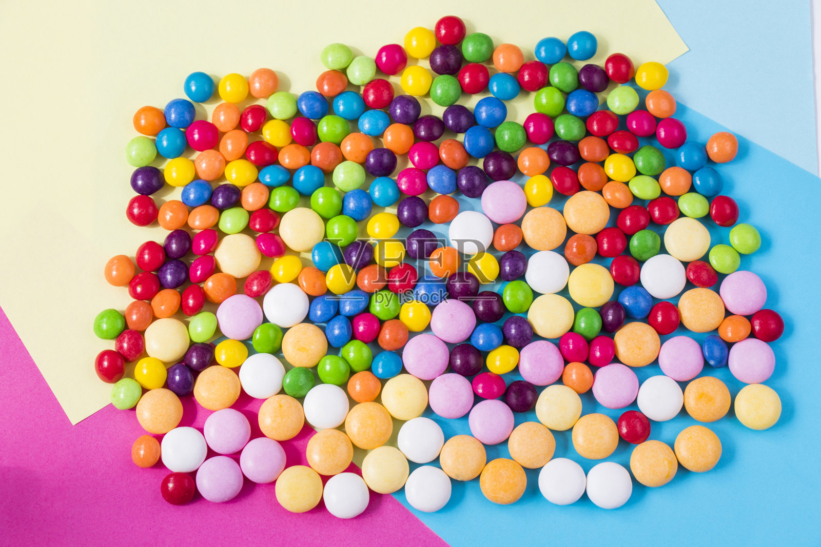 糖果在五颜六色的背景上照片摄影图片
