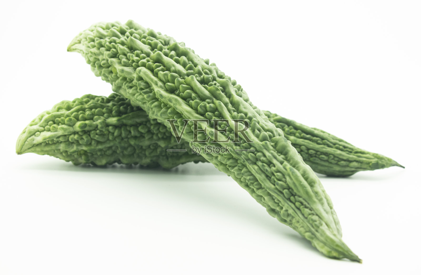 苦瓜，苦瓜在白色背景孤立在白色工作室背景照片摄影图片