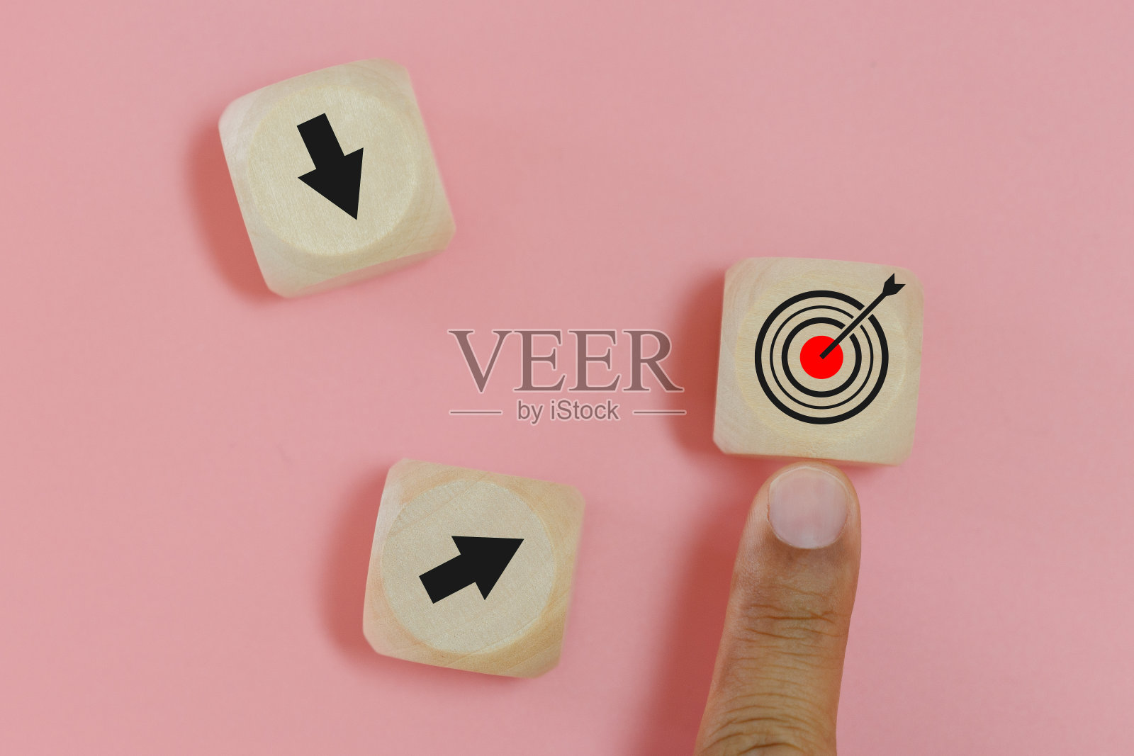 人的手指指向选择木制立方体块与目标图标。目标和目标概念。照片摄影图片