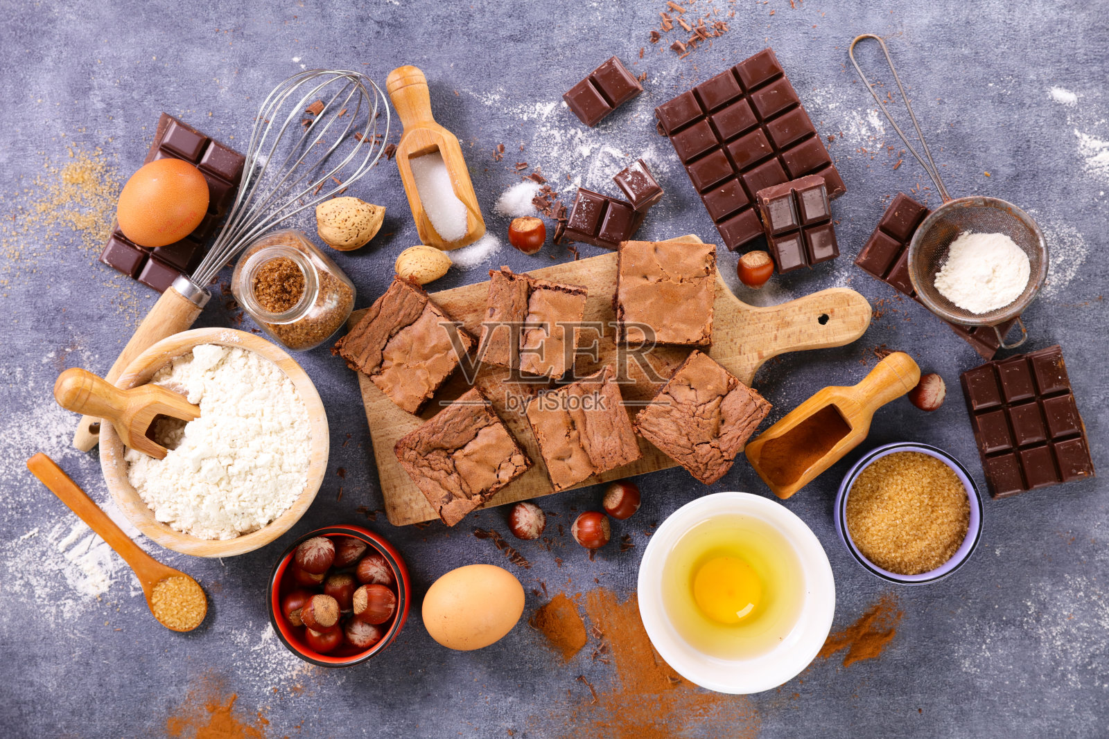 美味的自制巧克力布朗尼和配料照片摄影图片