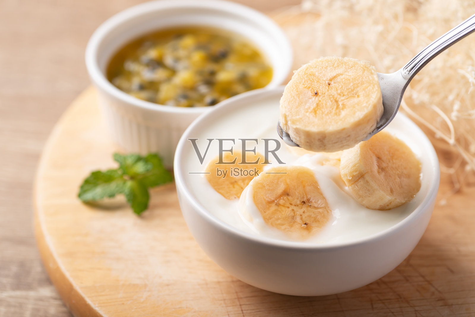 酸奶配香蕉碗，健康饮食照片摄影图片