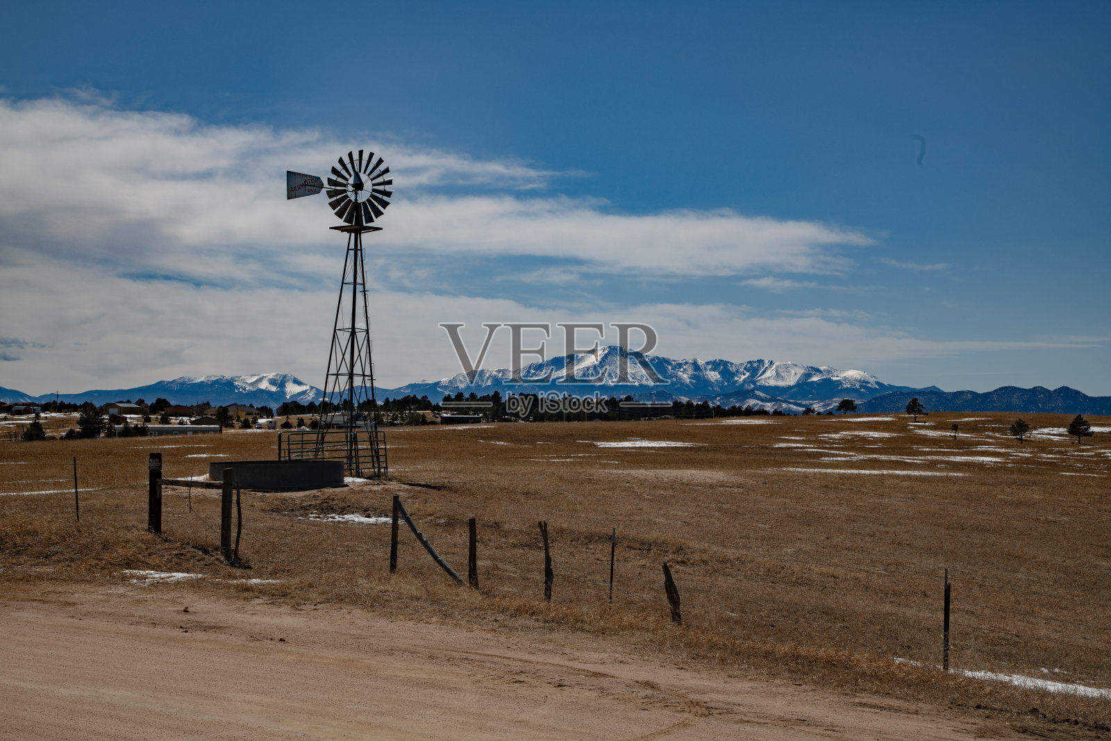 风车背景是派克峰照片摄影图片