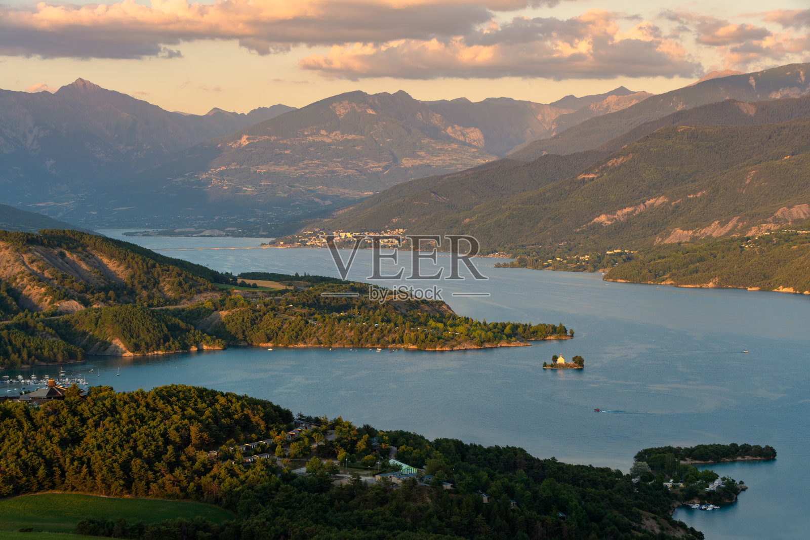 上阿尔卑斯山脉的Serre-Poncon湖。日落在Savines-le-Lac村和圣米歇尔湾。法国阿尔卑斯山脉照片摄影图片