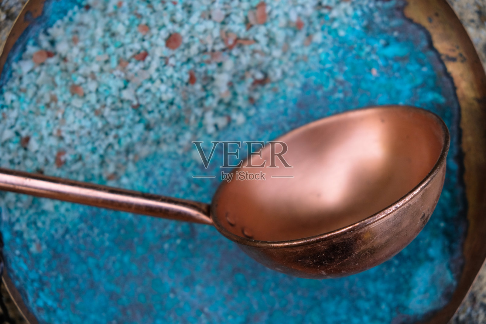 手工铜包在邦迪蓝色背景氧化铜板。照片摄影图片