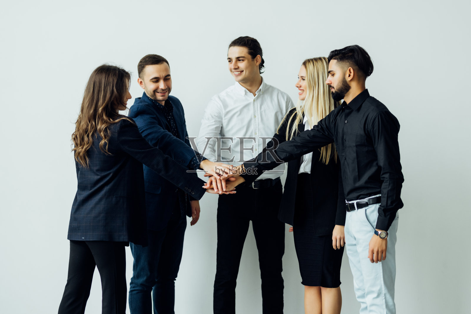 业务团队在办公室团结一致照片摄影图片