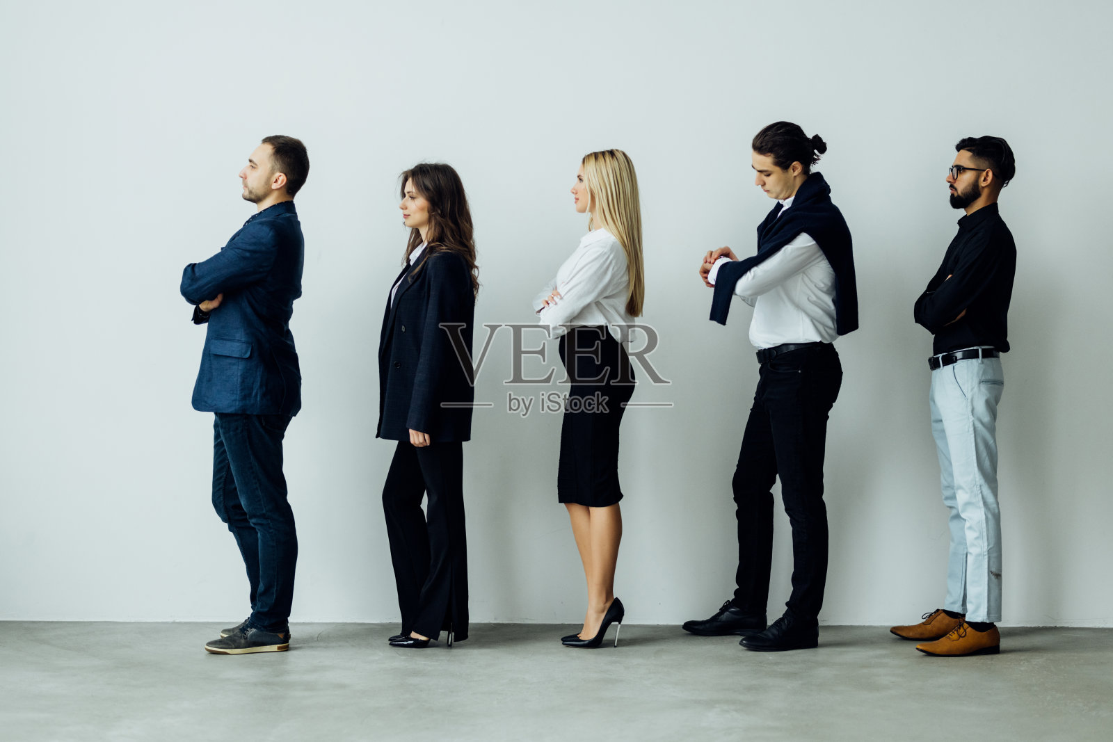 商业人士在白色背景下排队行走的全长侧视图照片摄影图片