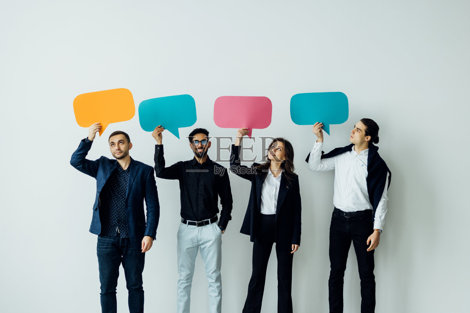 在白色的背景上，美丽的年轻人拿着演讲泡泡，微笑着看着镜头照片摄影图片