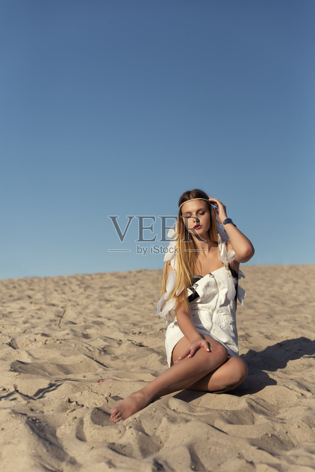 年轻的金发女孩在度假照片摄影图片