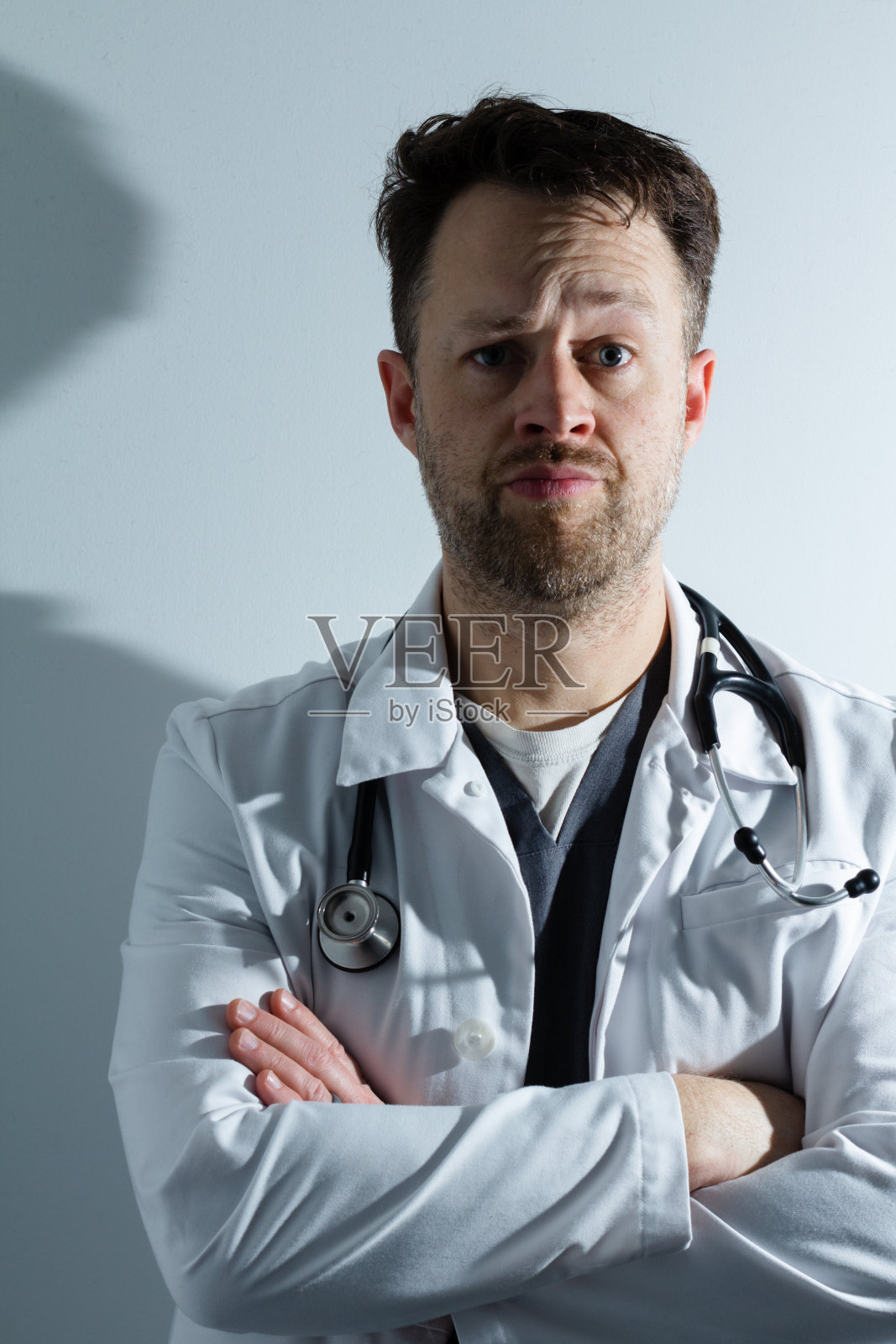 医院走廊上一个烦躁的医生的画像照片摄影图片