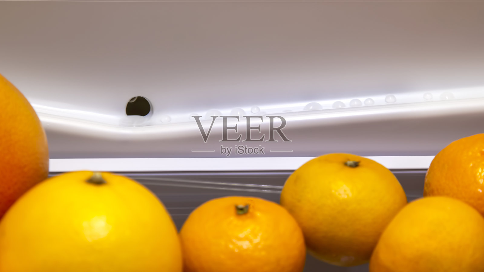 用于家庭冰箱食品特写除霜的滴灌系统。照片摄影图片