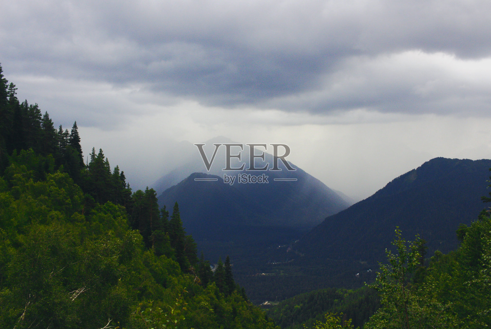 山雨后照片摄影图片