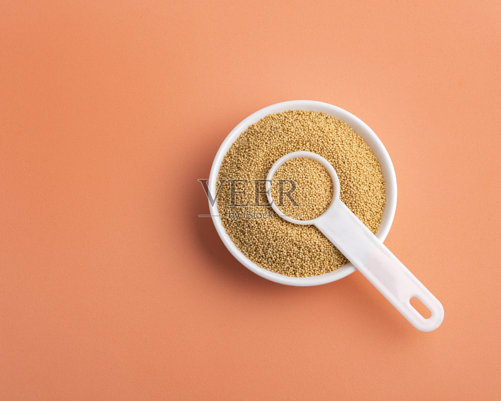 有机苋菜种子在碗和勺子-苋菜照片摄影图片