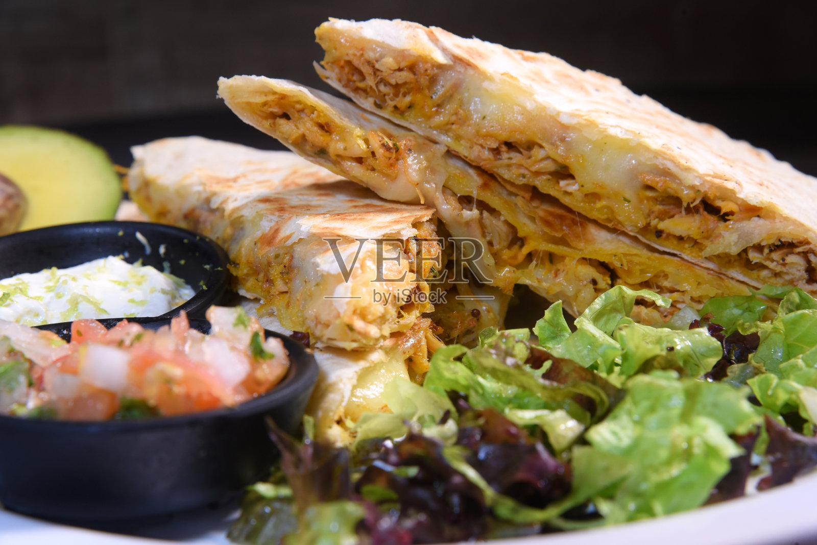 德克萨斯-墨西哥风味的墨西哥食物，鳄梨色拉酱，墨西哥玉米卷，墨西哥辣椒卷饼照片摄影图片