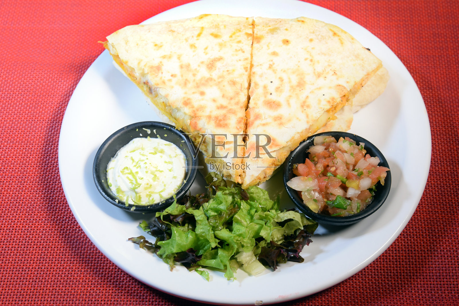 德克萨斯-墨西哥风味的墨西哥食物，鳄梨色拉酱，墨西哥玉米卷，墨西哥辣椒卷饼照片摄影图片