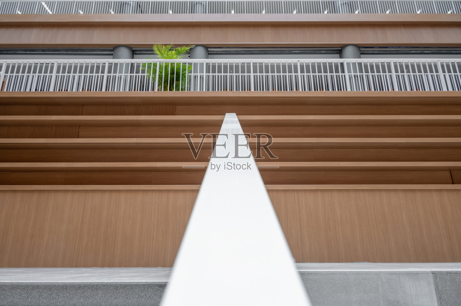 在图书馆中，黄色木质的橱柜和灰色地板形成了几何组合照片摄影图片