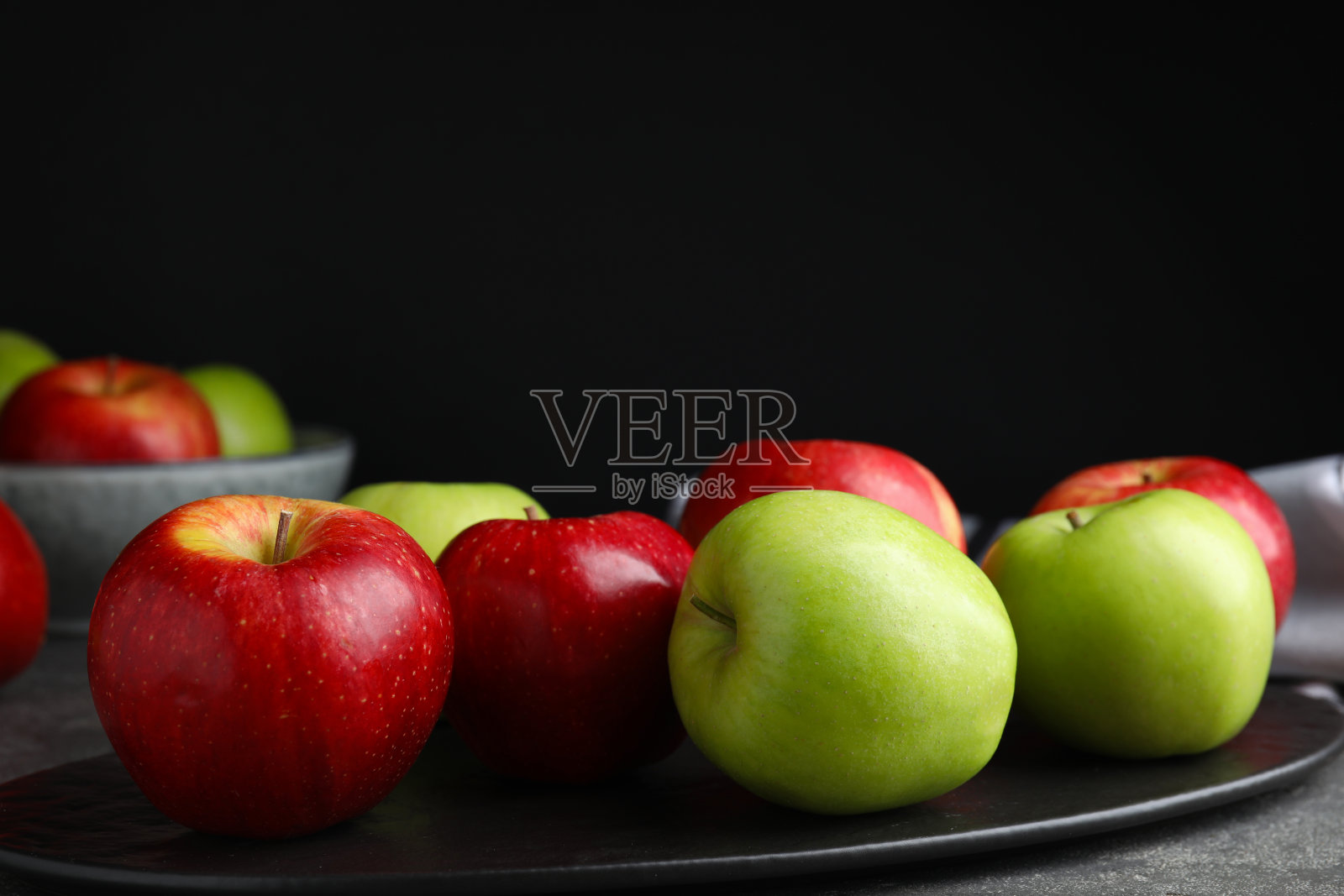 新鲜成熟的绿苹果石板板，特写照片摄影图片