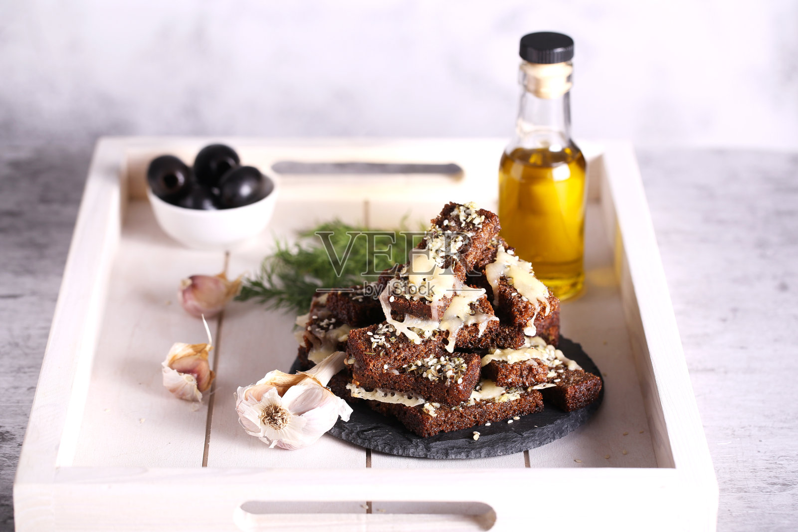 黑面包丁加奶酪和大蒜照片摄影图片