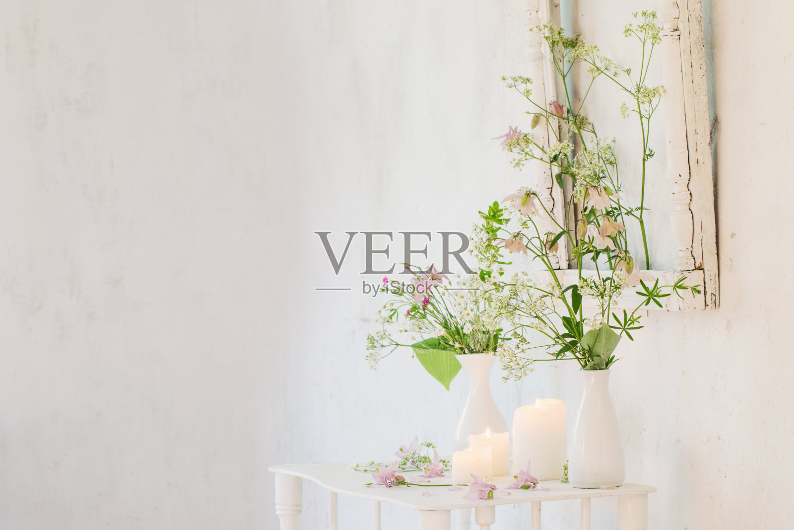 白色复古的室内装饰着鲜花和蜡烛照片摄影图片