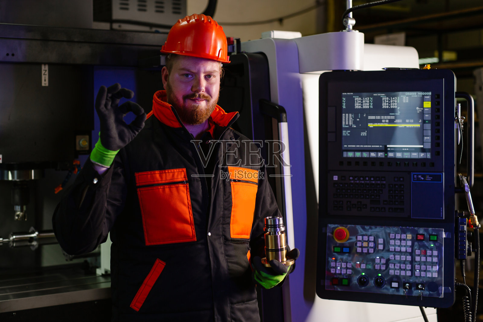 机械技术员，刀具车间数控铣床中心操作工照片摄影图片