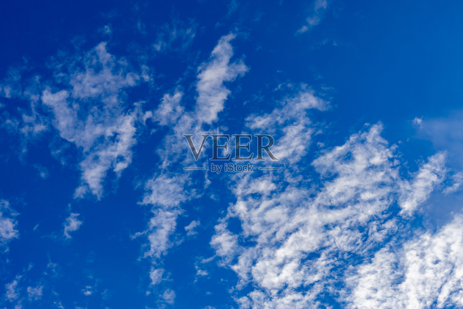 薄雾遮住了初升的太阳。照片摄影图片