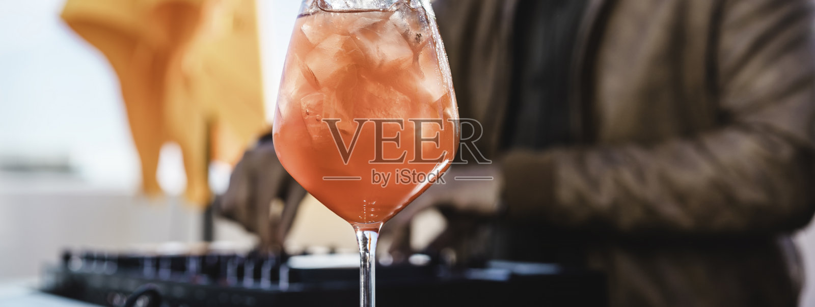 水平横幅或头部与海滩派对的特别鸡尾酒的特写-娱乐和派对概念-聚焦鸡尾酒照片摄影图片