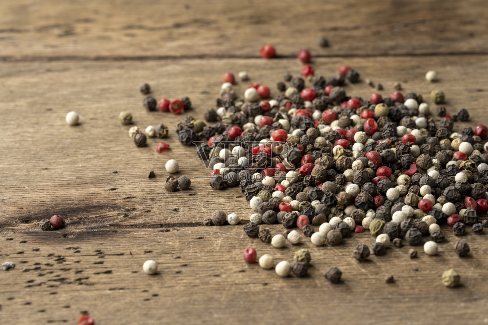 木桌上摆放着各种辣椒香料照片摄影图片