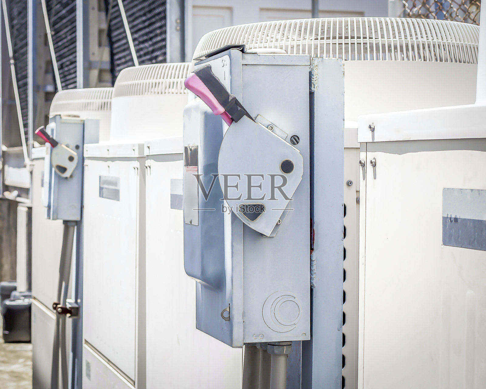 电气安全开关盒在隔离背景上。主电气开关控制。照片摄影图片