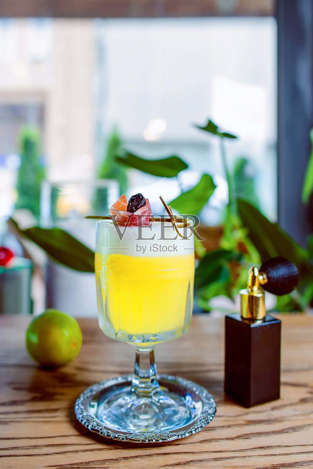 吧台的桌子上有酒精鸡尾酒照片摄影图片