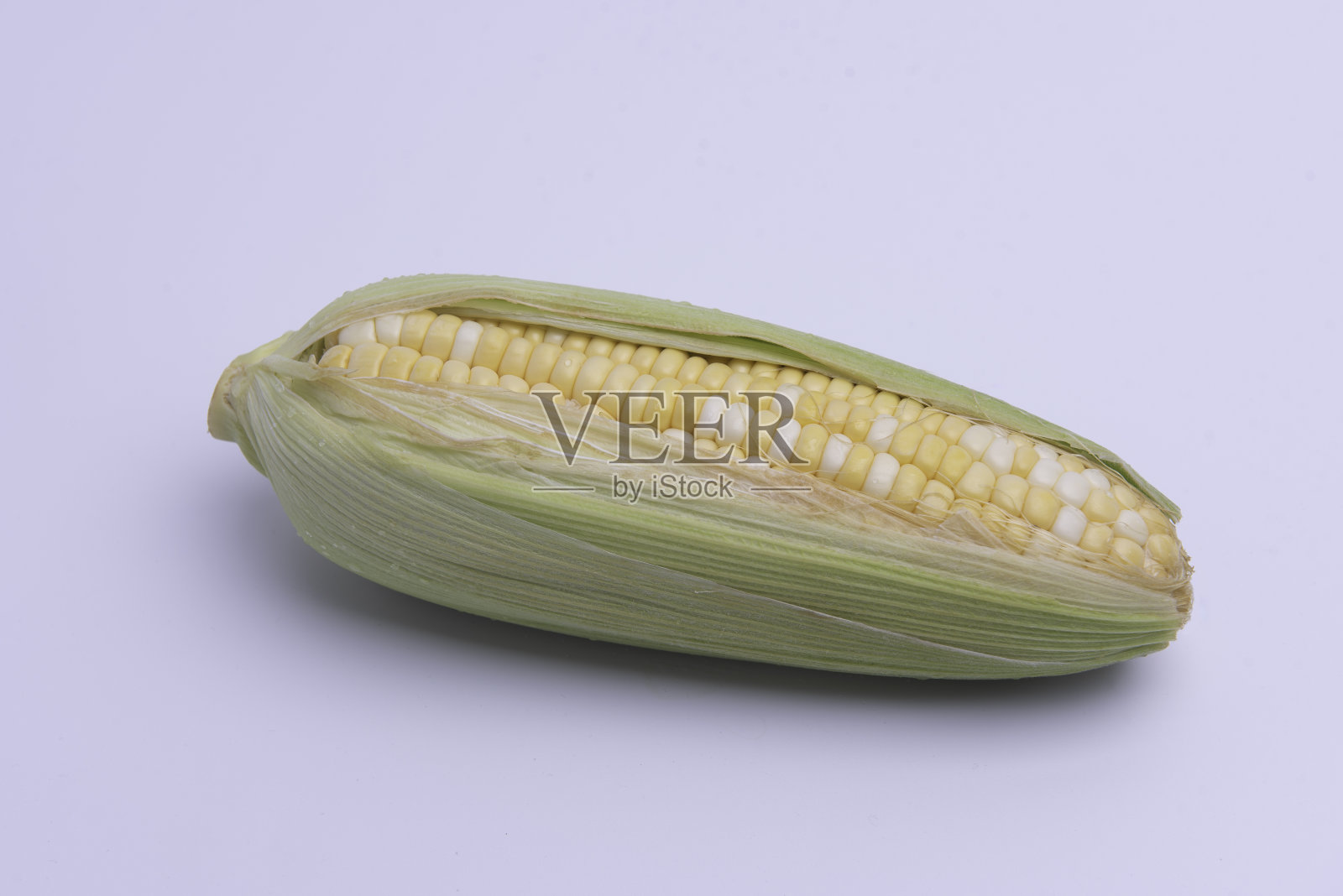 新鲜玉米棒，生玉米，白色背景上隔离，带裁剪路径照片摄影图片