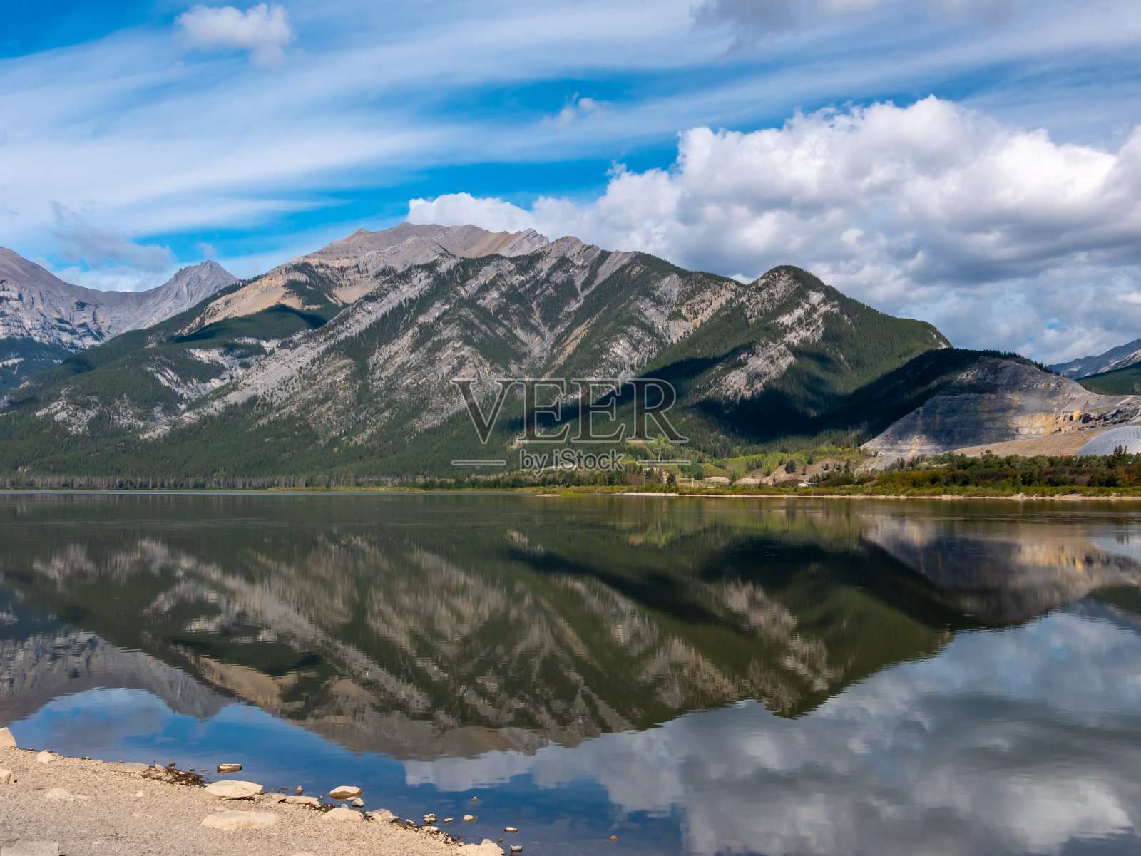 加拿大阿尔伯塔的Lac Des Arcs有着美丽的倒影。照片摄影图片