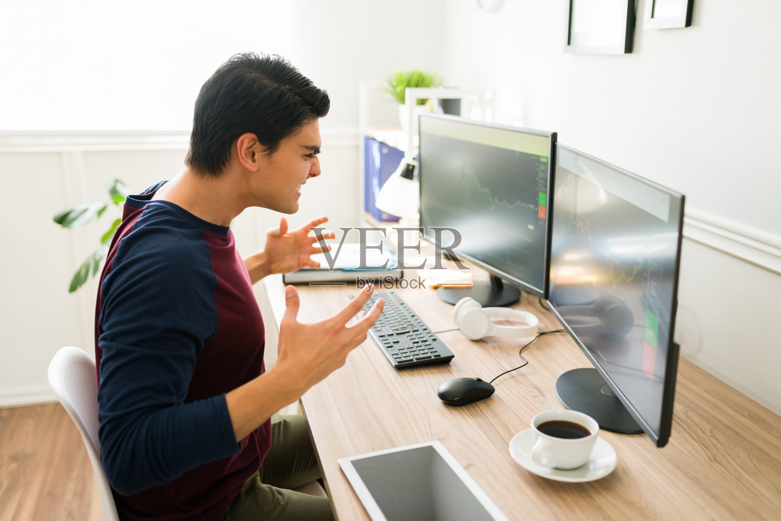 做着糟糕生意的紧张经纪人照片摄影图片