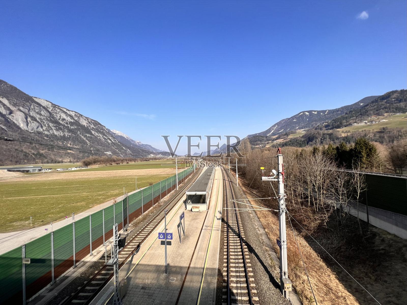 奥地利-蒂罗尔线火车站月台照片摄影图片